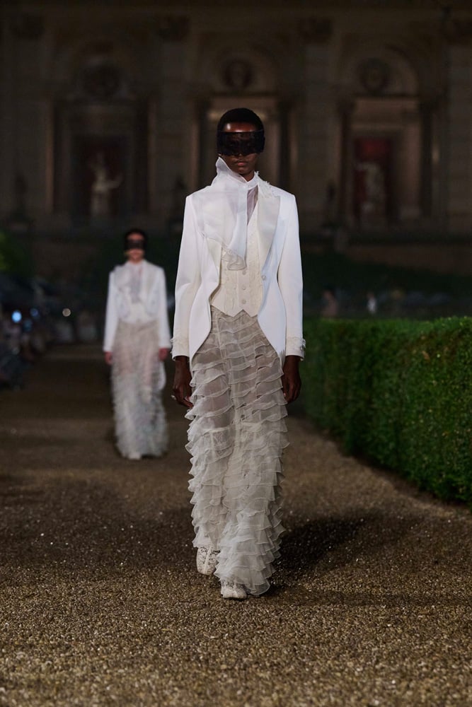 jupe à volants blanc et veste somking blanche dior