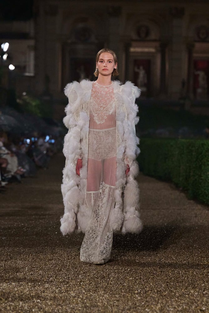 ensemble dentelle blanche transparente et veste fourure Dior croisière 2026