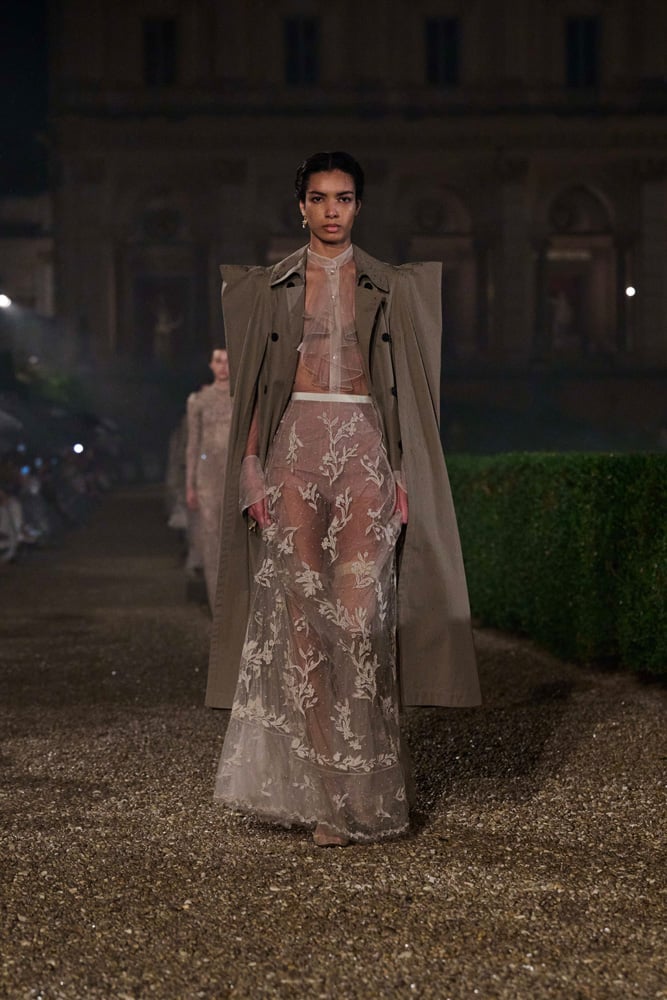 Robe en dentelle et trench revisité Dior croisière 2026.