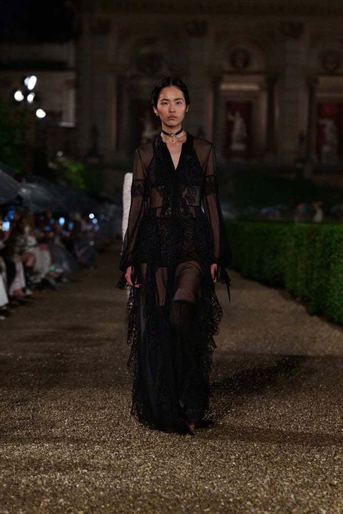 robe dentelle noire par maria grazia chiuri