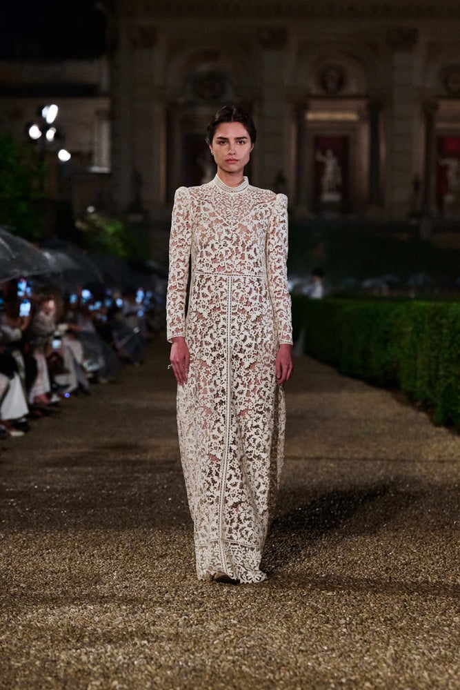 robe en dentelle par maria grazia chiuri