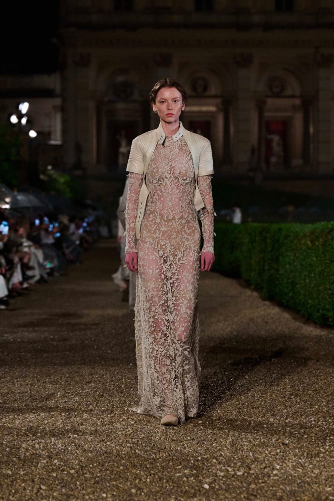 robe en dentelle par maria grazia chiuri