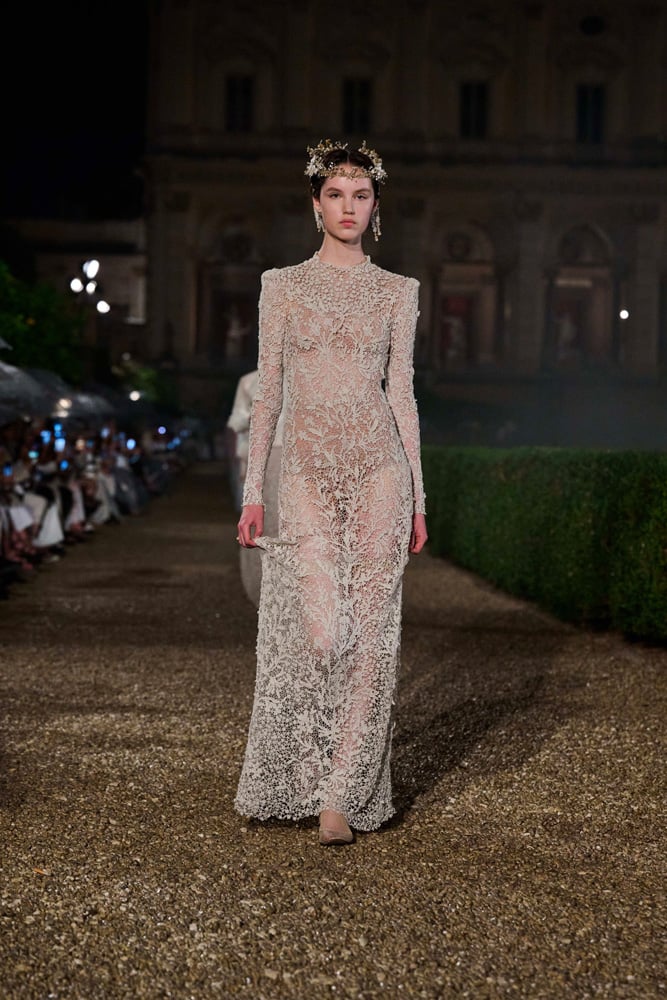 robe en dentelle par maria grazia chiuri