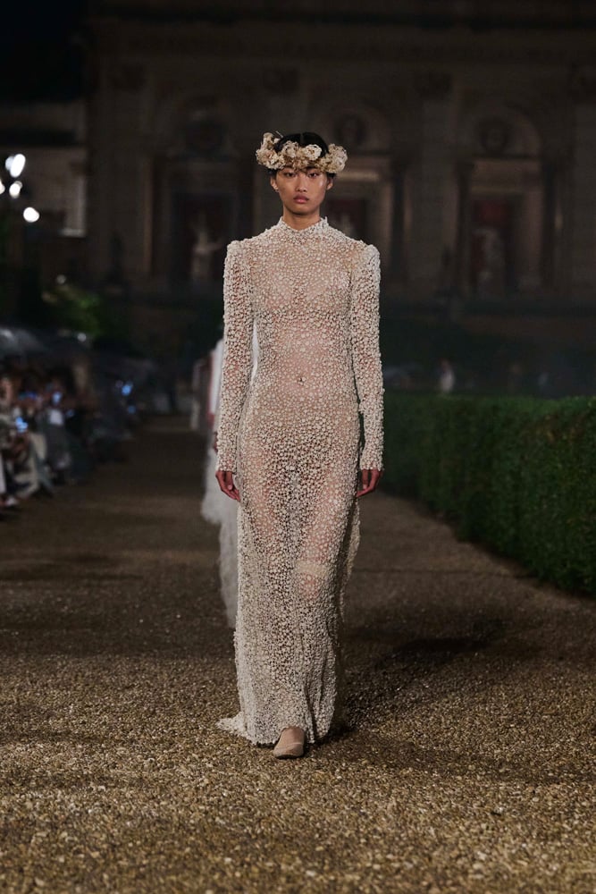 robe en dentelle par maria grazia chiuri