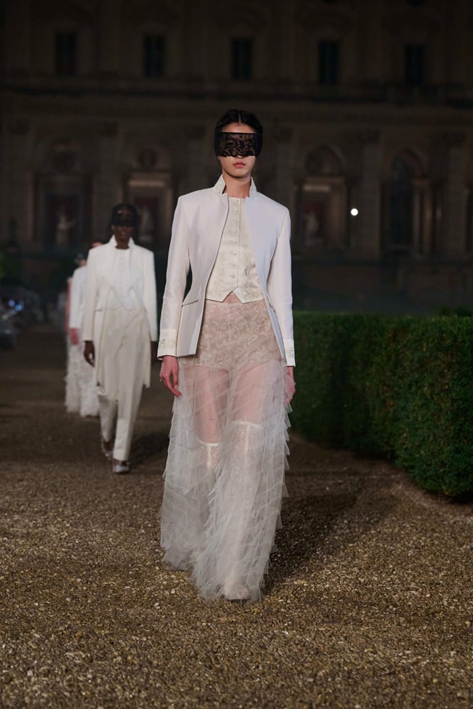 jupe à volants blanc et veste somking blanche dior