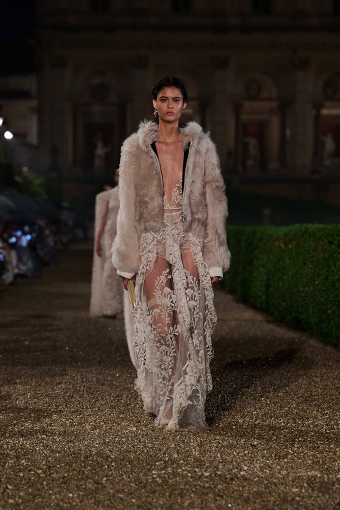 robe en dentelle blanche et veste fourure Dior croisière 2026