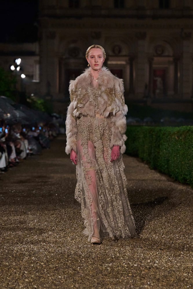robe en dentelle et veste en fourure Dior croisière 2026.