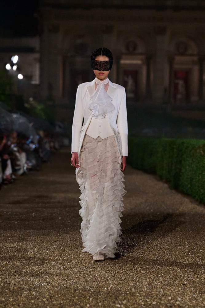 jupe à volants blanc et veste somking blanche dior