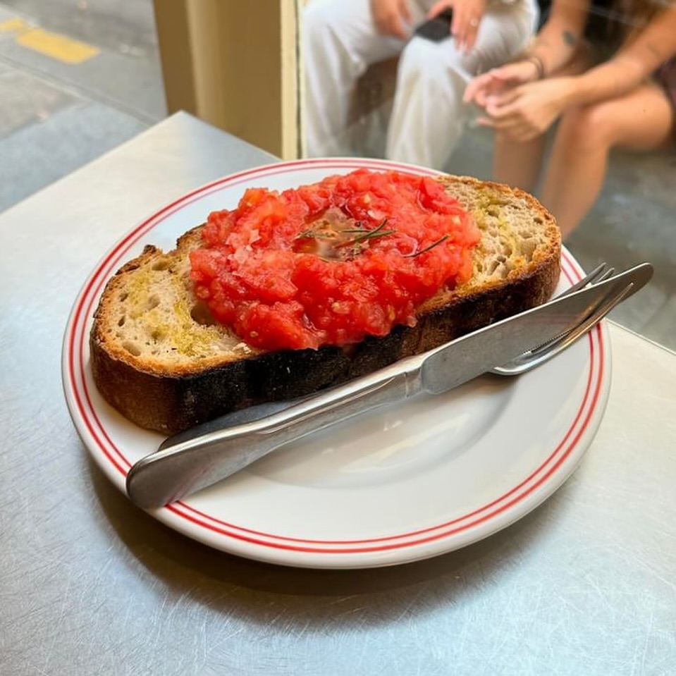 Pan con tomate de de Cortado cafe dans le Marais à Paris.