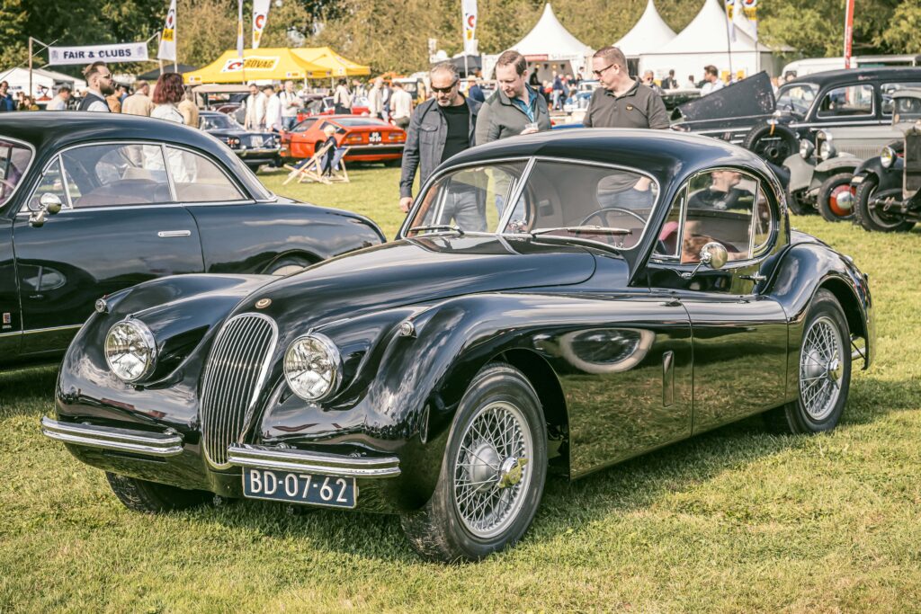 Voiture classique Jaguar XK120 FHC (Fixed Head Coupé) exposée lors du salon automobile "Wheels at Mariënwaerdt 2024", le 14 septembre à Beesd, aux Pays-Bas.