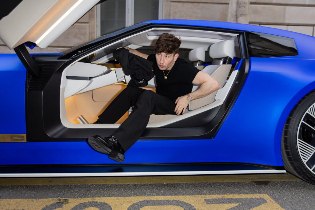 L’acteur irlandais Barry Keoghan a été aperçu dans une Jaguar Type 00 le 9 mars 2025 à Paris, France. 