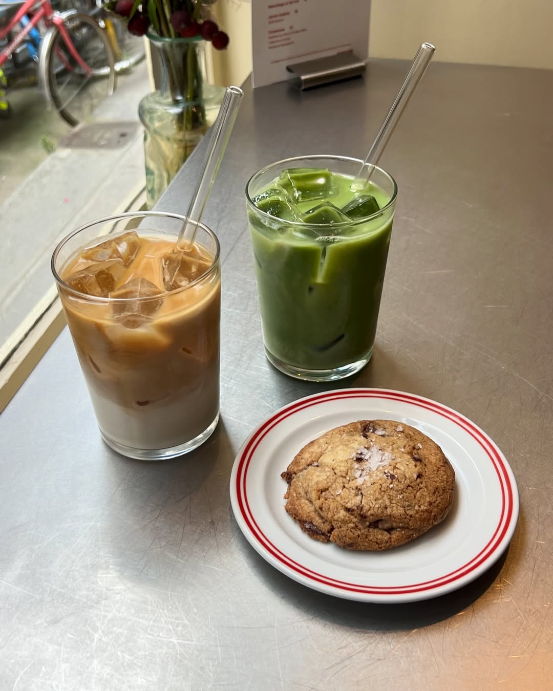 Iced cafe et iced matcha de Cortado cafe dans le Marais à Paris.