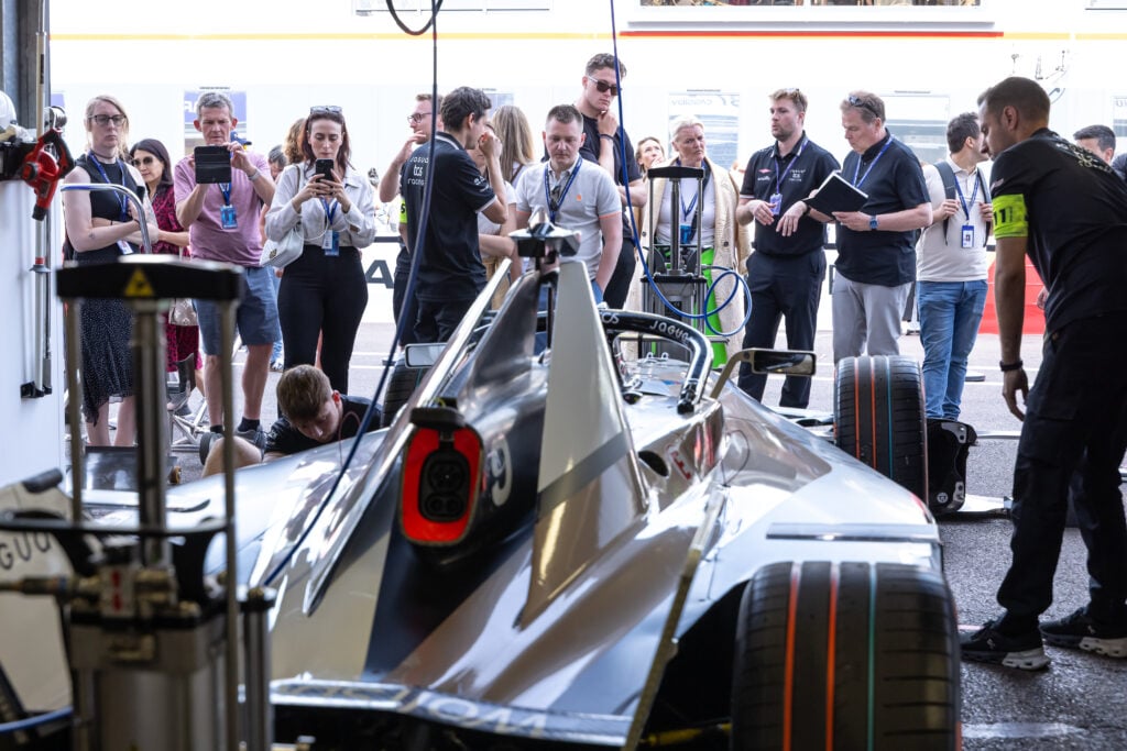 Un modèle de l'écurie Jaguar sur la voie des stands lors de l’édition 2025 du Monaco E-Prix.