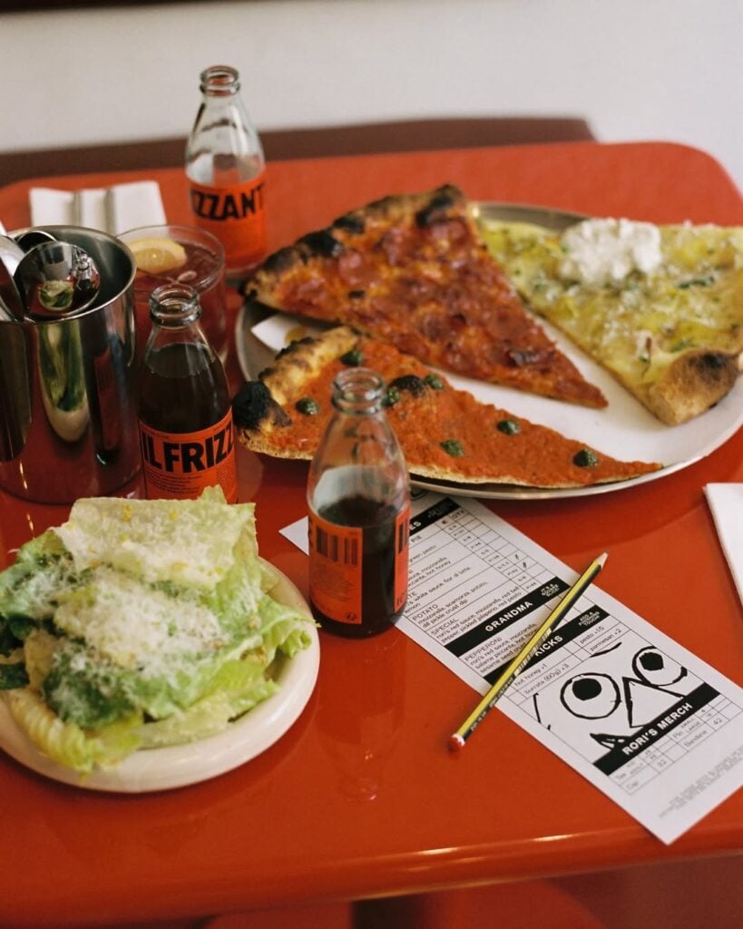Slice Pizza façon New York et salade Cesar de Rori dans le 11e à Paris.