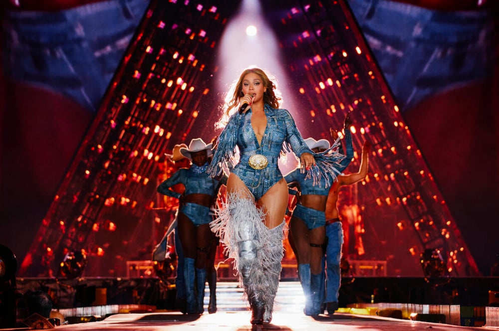 Beyoncé avance sur scène pendant sa tournée Cowboy Carter Tour dans des bottes argentées Christian Louboutin.
