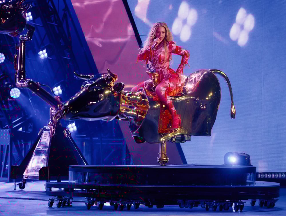 Beyoncé pose sur un taureau mécanique dans un ensemble rouge Moschino orné de cristaux Swarovski.