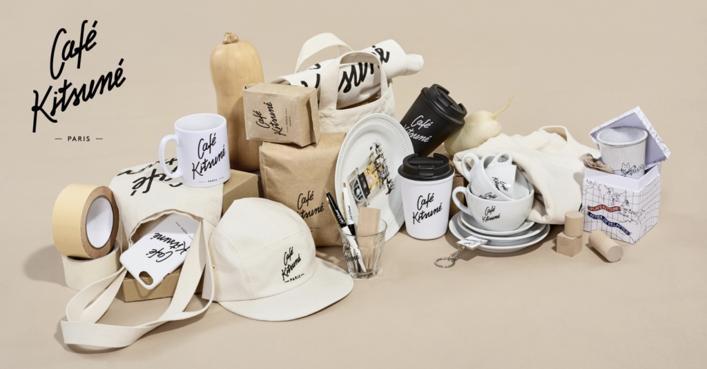 Prêt-à-porter, accessoires et service de table… La collection de produits dérivés du Café Kitsuné. 