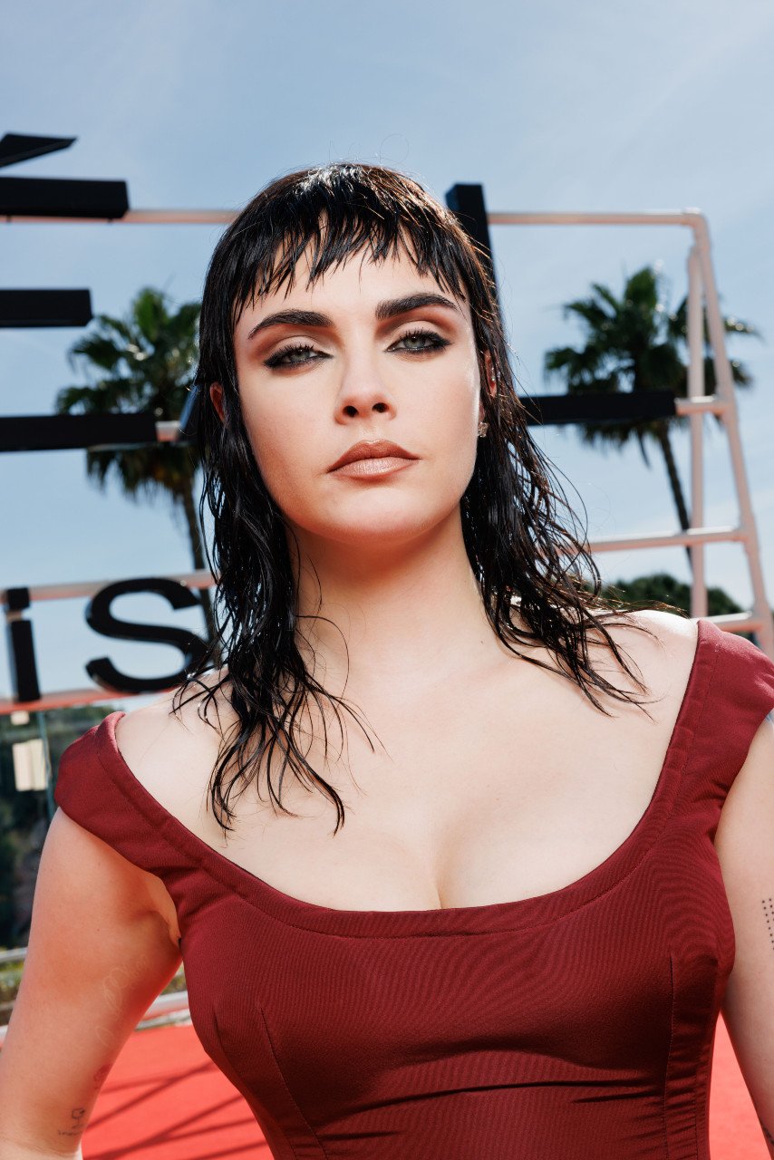 Cara Delevigne en robe bordeaux au Festival de Cannes 2025.