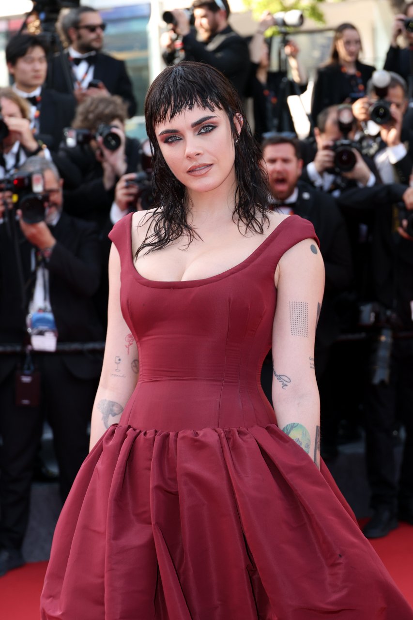 Cara Delevingne en robe bordeaux au Festival de Cannes 2025 © Daniele Venturelli.