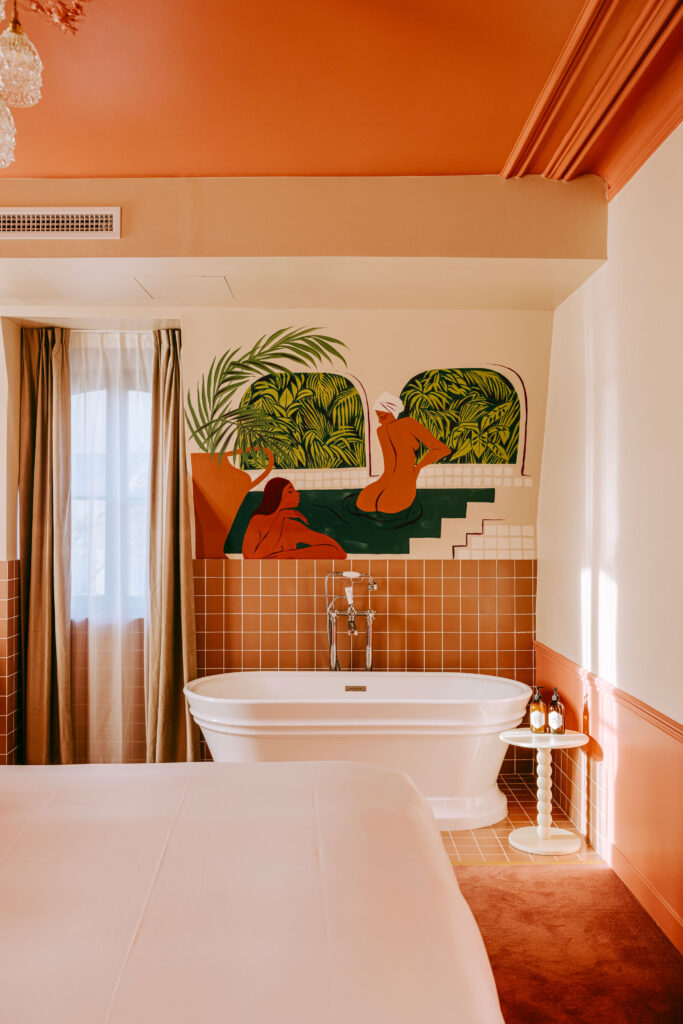 Une chambre de l'hôtel Le Charmant à Saint-Ouen