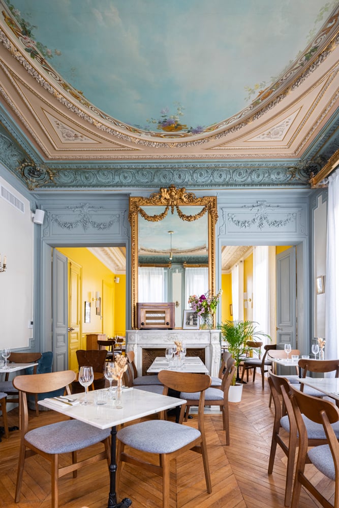 Le restaurant de l'Hôtel Le Charmant à Saint-Ouen