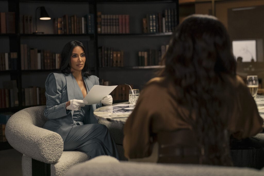 Kim Kardashian et Naomi Watts dans la série All's Fair.