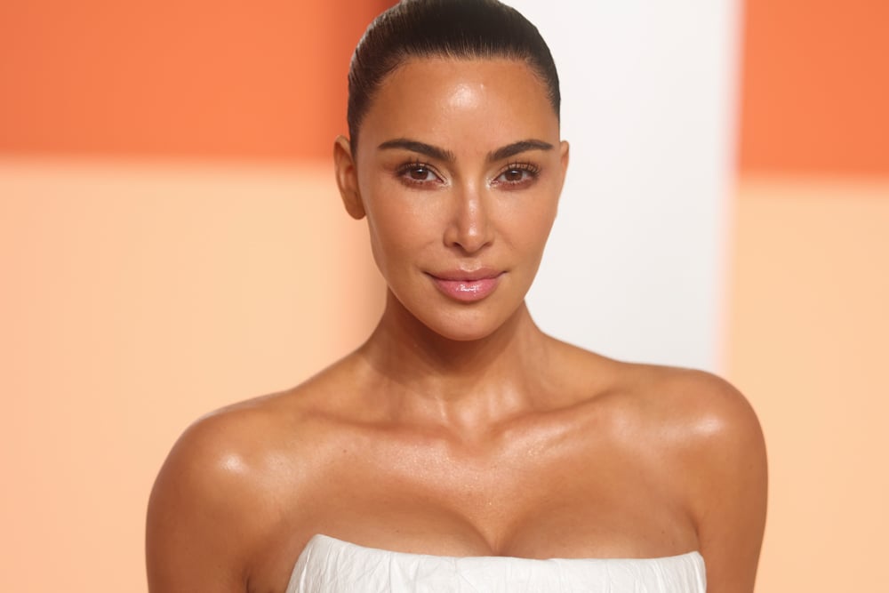À l'affiche du film The Fifth Wheel, Kim Kardashian prend la pose sur un photocall dans une robe blanche.