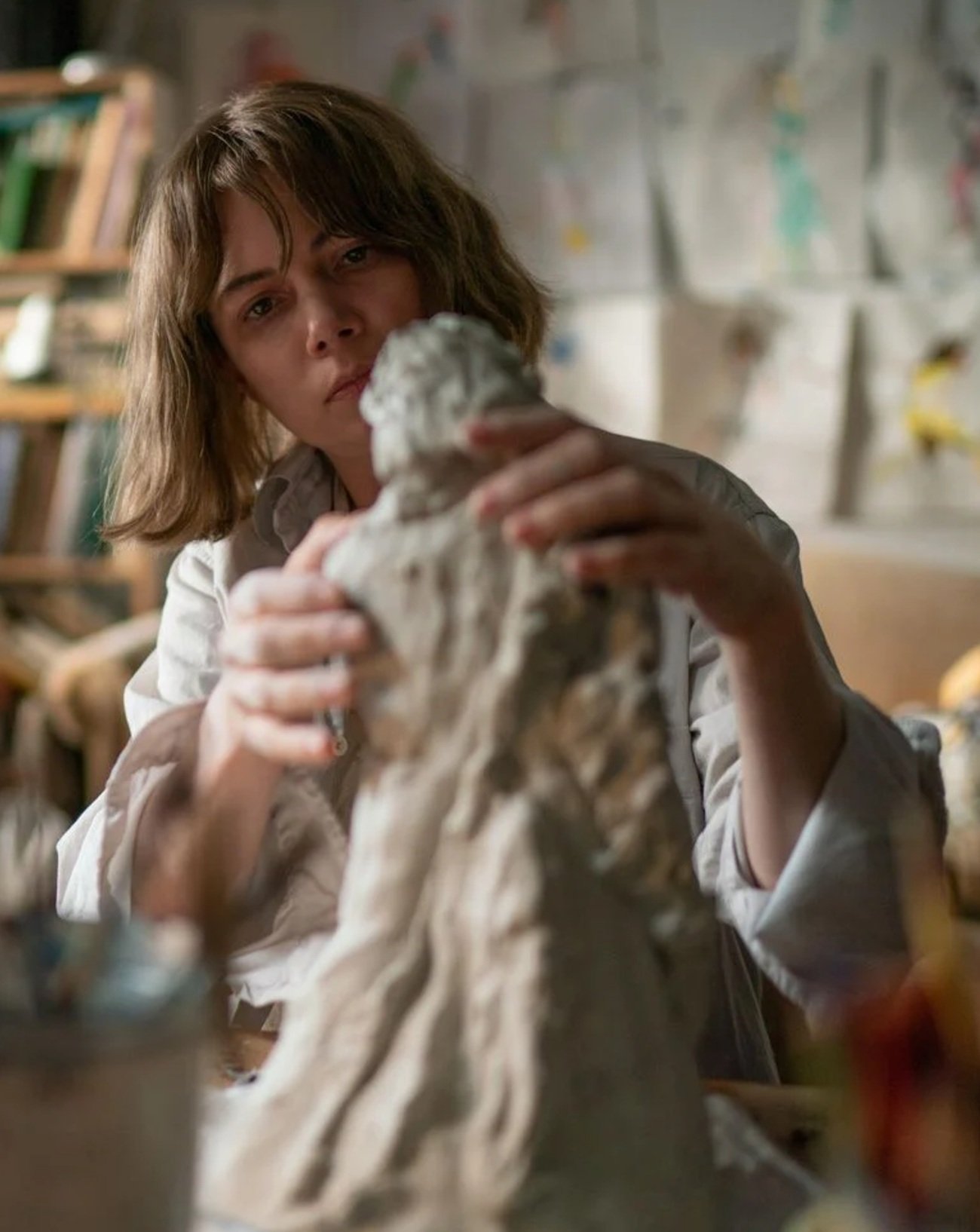 Michelle Williams en sculptrice dans le film Showing Up (2023) © Allyson Riggs/A24.
