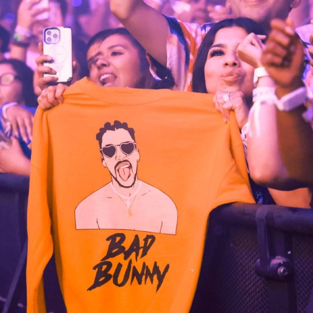 La vente de produits dérivés dans le monde de la musique représente un business florissant. Ici, un tee-shirt à l'effigie du chanteur Bad Bunny.